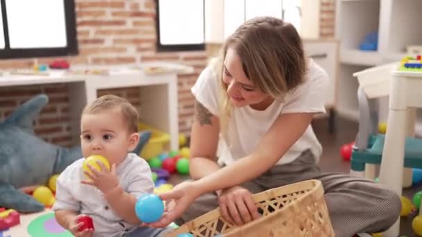 Moeder Zoon Spelen Met Bal Zittend Vloer Kleuterschool — Stockvideo