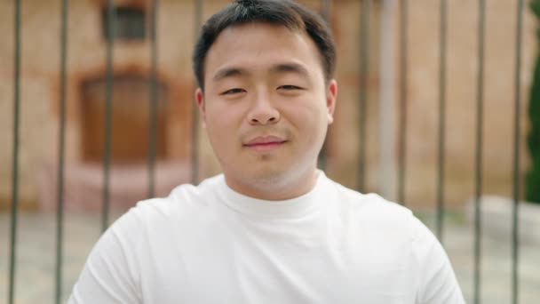 Молодой Китаец Улыбается Уверенно Стоя Скрещенными Руками Улице — стоковое видео