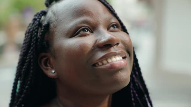 Afro Amerikaanse Vrouw Glimlachend Zelfverzekerd Kijkend Naar Hemel Straat — Stockvideo
