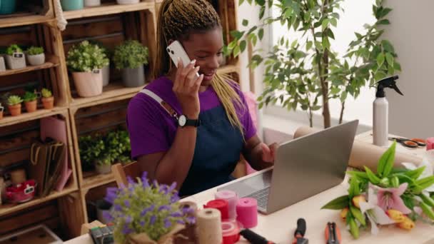 Afričanky Americká Žena Květinářství Mluví Smartphone Pomocí Notebooku Květinářství — Stock video
