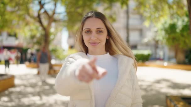 Mujer Joven Sonriendo Confiado Haciendo Gesto Que Viene Con Dedo — Vídeos de Stock