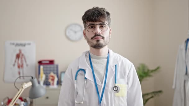 Dokter Muda Hispanik Tersenyum Melakukan Gerakan Hati Dengan Tangan Klinik — Stok Video