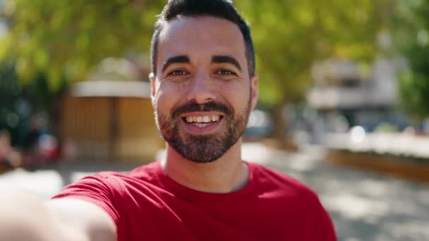 Genç Spanyol Adam Gülümsüyor Parkta Kendine Güvenen Bir Video Çağrısı — Stok video