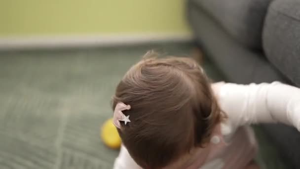 Adorável Criança Bitting Aro Plástico Sentado Chão Casa — Vídeo de Stock