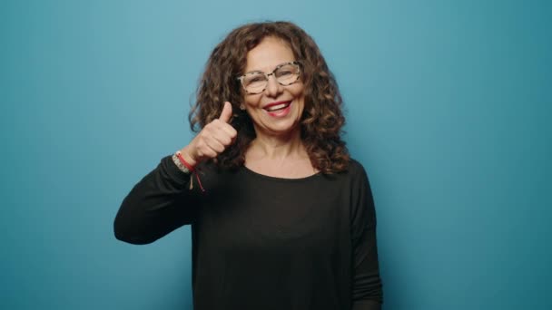 Frau Mittleren Alters Lächelt Selbstbewusst Und Macht Geste Mit Erhobenen — Stockvideo