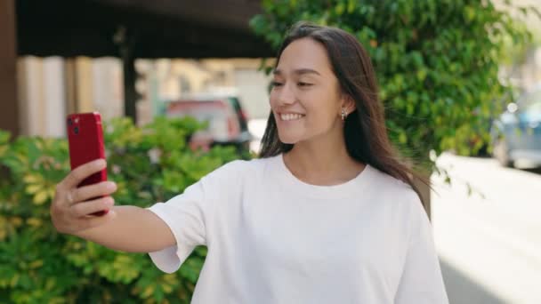 Jeune Belle Femme Hispanique Souriant Confiant Faire Selfie Par Smartphone — Video