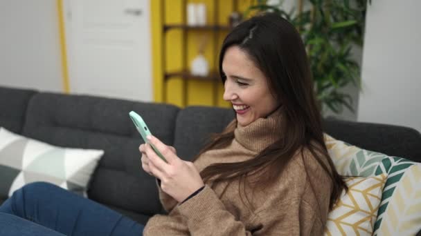 Krásná Hispánská Žena Pomocí Smartphone Sedí Pohovce Doma — Stock video