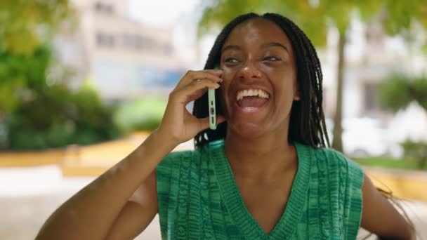 Wanita Afrika Amerika Tersenyum Percaya Diri Berbicara Smartphone Taman — Stok Video