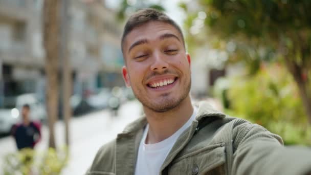 Mladý Hispánec Usmívá Sebevědomě Videohovory Parku — Stock video