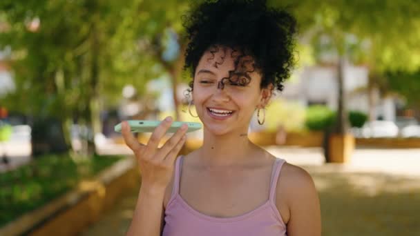 Junge Hispanische Frau Lächelt Selbstbewusst Und Spricht Park Auf Dem — Stockvideo