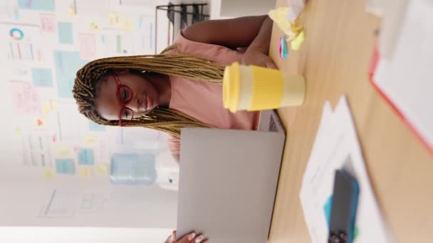 Africano Americano Mulher Trabalhador Negócios Usando Laptop Vertical Vídeo Escritório — Vídeo de Stock