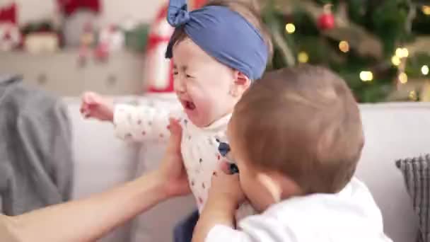Två Småbarn Sitter Soffan Vid Julgranen Och Gråter Hemma — Stockvideo
