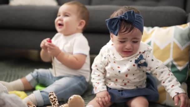 Två Småbarn Leker Med Leksaker Som Gråter Hemma — Stockvideo