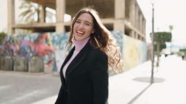 Sokakta kendine güvenen genç İspanyol kadın gülümsüyor