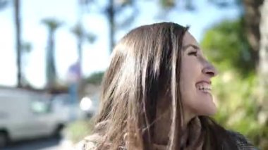 Güzel İspanyol kadın, gülümsüyor. Parkta kendi kendine dönüyor.