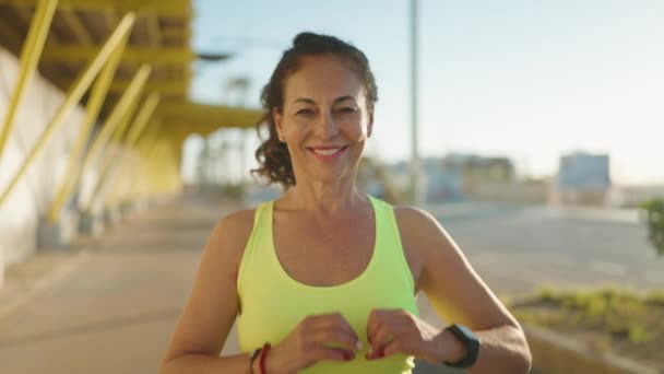 Orta Yaşlı Kadın Spor Giyer Sokaklarda Kalp Hareketi Yapar — Stok video