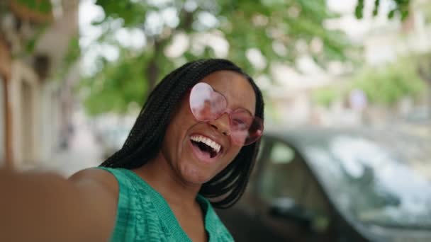 Mujer Afroamericana Con Gafas Sol Corazón Hacen Selfie Por Teléfono — Vídeo de stock