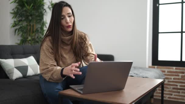 Mulher Hispânica Bonita Usando Laptop Sentado Sofá Com Expressão Preocupada — Vídeo de Stock