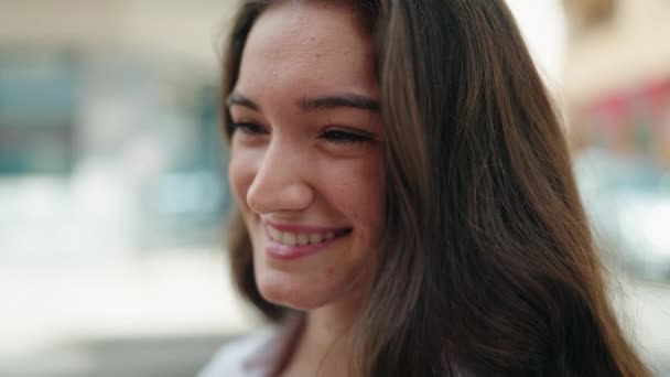 Joven Mujer Hispana Sonriendo Confiada Mirando Lado Calle — Vídeo de stock