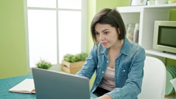 Młoda Kaukaska Kobieta Pomocą Laptopa Siedzi Stole Domu — Wideo stockowe