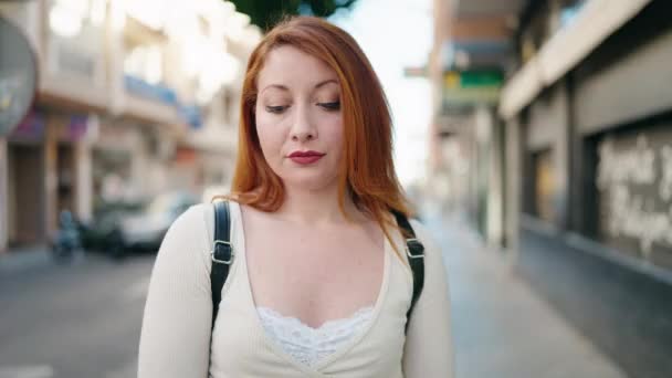 Mujer Pelirroja Joven Con Expresión Relajada Pie Calle — Vídeos de Stock