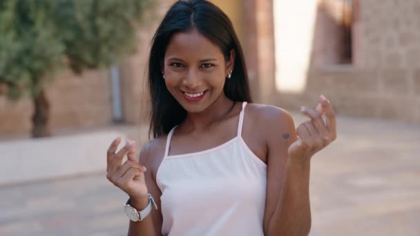 Νεαρή Όμορφη Γυναίκα Χαμογελά Αυτοπεποίθηση Κάνει Χειρονομία Χρήματα Στο Δρόμο — Αρχείο Βίντεο