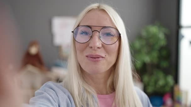 Jeune Femme Blonde Enseignante Préscolaire Ayant Appel Vidéo Maternelle — Video