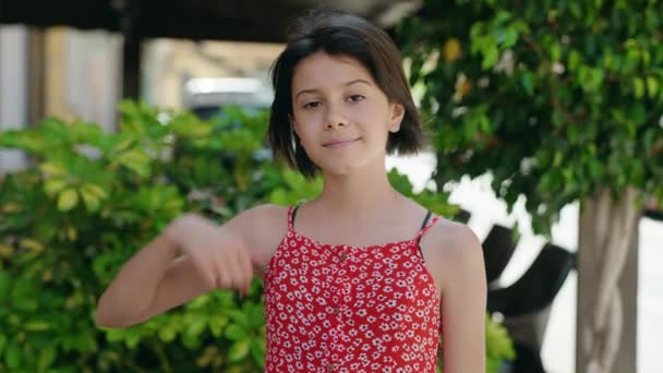 Urocza Latynoska Dziewczyna Uśmiechnięta Pewnie Robi Znak Kciukiem Górze Ulicy — Wideo stockowe