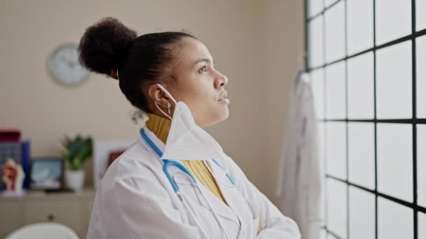 Jeune Médecin Afro Américaine Regardant Fenêtre Portant Masque Clinique — Video