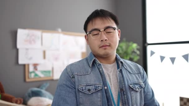 Fiatal Kínai Férfi Tanár Mosolygós Magabiztos Álló Karokkal Keresztbe Tett — Stock videók