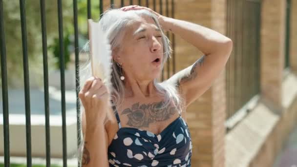 Edad Media Mujer Pelo Gris Usando Ventilador Mano Que Sufre — Vídeos de Stock