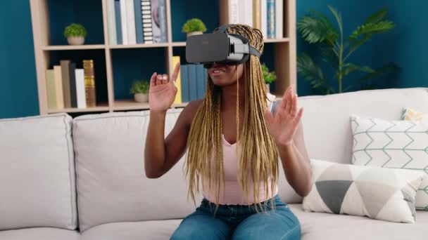 Африканская Американка Играет Видеоигры Используя Очки Виртуальной Реальности Дома — стоковое видео