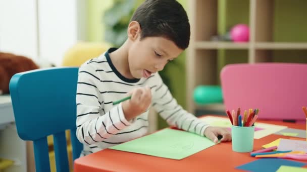 Adorable Hispanic Boy Preschool Student Sitting Table Drawing Paper Kindergarten — Vídeo de Stock