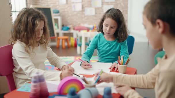 Group Kids Preschool Students Sitting Table Drawing Paper Kindergarten — Stok Video