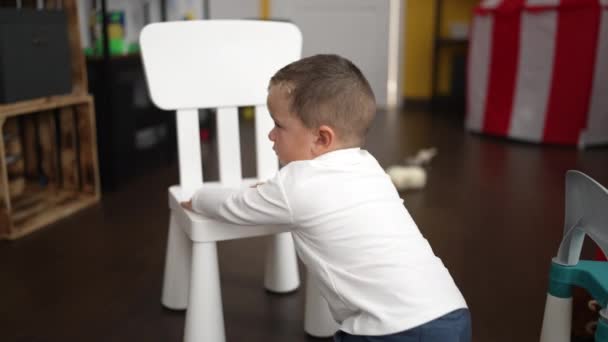 Uroczy Maluch Ciągnący Krzesło Podłodze Przedszkolu — Wideo stockowe