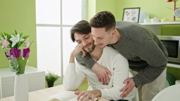 Zwei Männer Sitzen Tisch Und Küssen Sich Esszimmer — Stockvideo