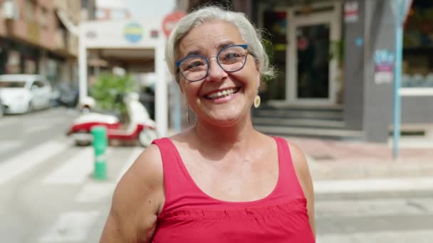 Mujer Pelo Gris Mediana Edad Sonriendo Confiada Pie Calle — Vídeo de stock