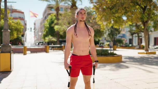 Genç Adam Parkta Lastik Bant Kullanarak Omuz Egzersizi Yapıyor — Stok video