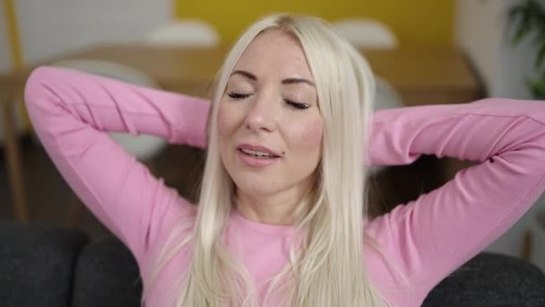 Jeune Femme Blonde Détendue Avec Les Mains Sur Tête Assise — Video