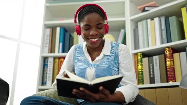 Studentessa Afroamericana Che Ascolta Libri Lettura Musica All Università Della — Video Stock