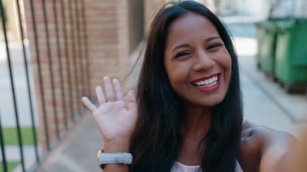 Junge Schöne Frau Lächelt Zuversichtlich Bei Videoanruf Auf Der Straße — Stockvideo