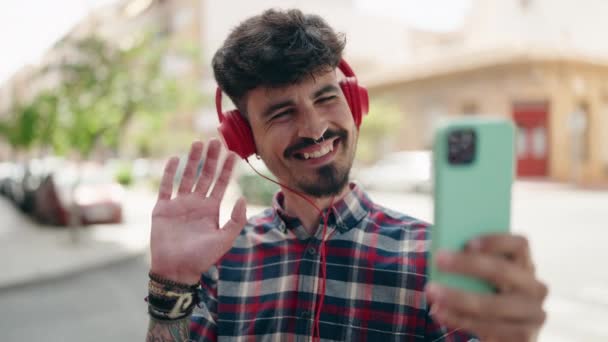 Молодий Іспаномовний Чоловік Посміхається Впевнений Має Відеодзвінок Вулиці — стокове відео
