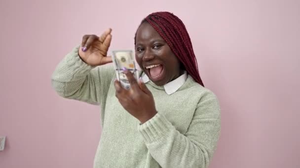 Afrykańska Kobieta Plecionymi Włosami Uśmiecha Się Rzucając Pieniądze Odizolowanym Różowym — Wideo stockowe