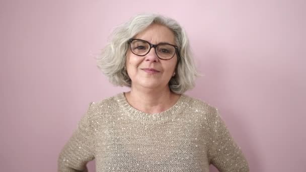 Frau Mittleren Alters Mit Grauen Haaren Lächelt Selbstbewusst Vor Isoliertem — Stockvideo