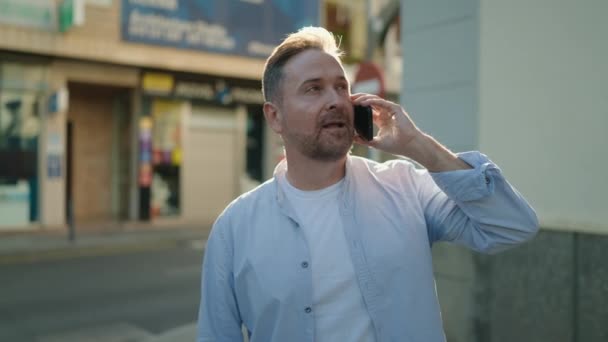 Joven Hombre Caucásico Sonriendo Confiado Hablando Teléfono Inteligente Calle — Vídeos de Stock