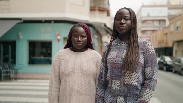 Två Afrikanska Amerikanska Kvinnor Ler Självsäkra Stående Med Armarna Korsade — Stockvideo