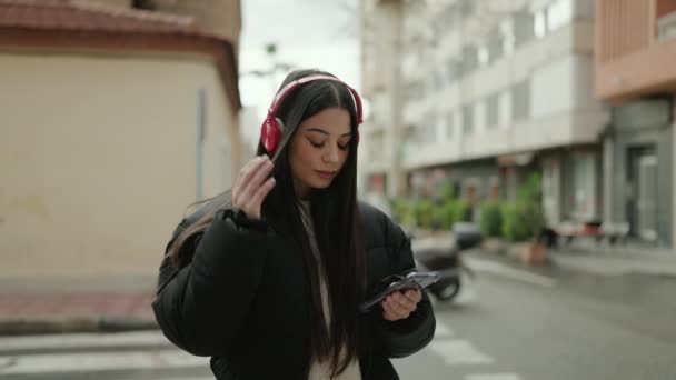 Ung Latinamerikansk Kvinna Lyssnar Musik Med Smartphone Gatan — Stockvideo