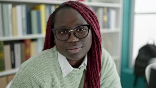 Afrikaanse Vrouw Met Gevlochten Haar Glimlachend Vol Vertrouwen Universiteitsbibliotheek — Stockvideo