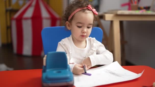 Entzückende Kaukasische Vorschulschülerin Sitzt Kindergarten Auf Einem Tisch Und Zeichnet — Stockvideo