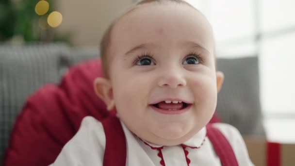 Urocze Latynoskie Dziecko Uśmiechające Się Pewnie Siedząc Kanapie Przy Choince — Wideo stockowe
